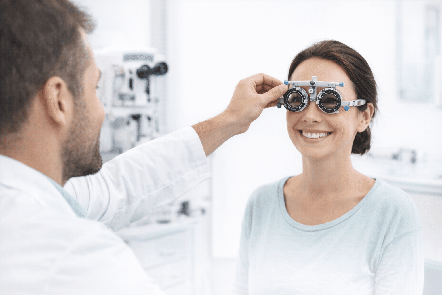 Examen visual con armazón de prueba